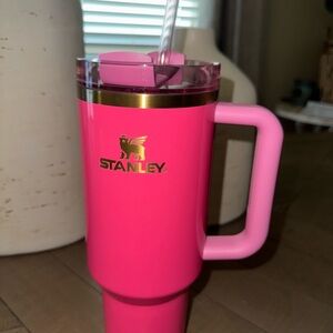 Stanley cup 40 oz in color Pink Parade🩷
Limited Edition.